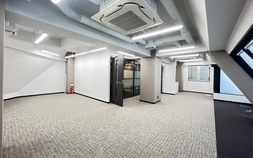 馬喰町駅徒歩5分、自然光を取り込む傾斜窓が魅力の会議室付きセットアップオフィスの写真4