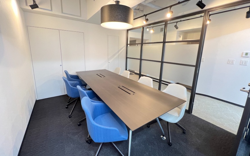 馬喰町駅徒歩5分、自然光を取り込む傾斜窓が魅力の会議室付きセットアップオフィスの写真5