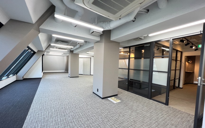 馬喰町駅徒歩5分、自然光を取り込む傾斜窓が魅力の会議室付きセットアップオフィスの写真6