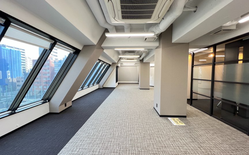 馬喰町駅徒歩5分、自然光を取り込む傾斜窓が魅力の会議室付きセットアップオフィス