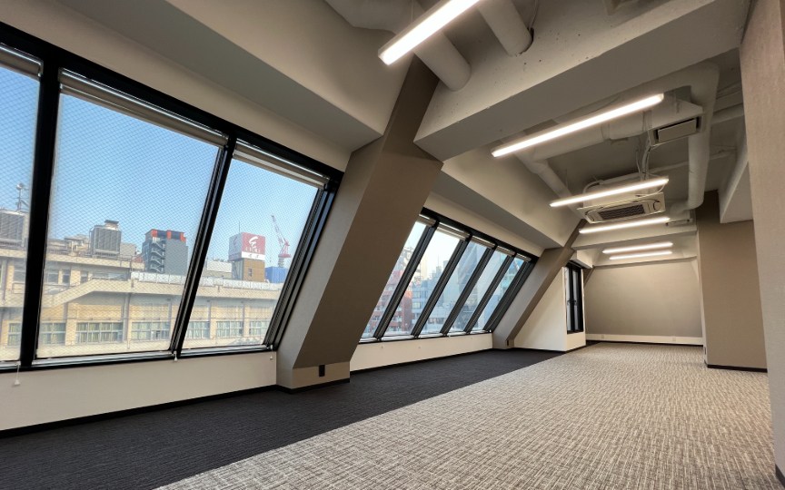 馬喰町駅徒歩5分、自然光を取り込む傾斜窓が魅力の会議室付きセットアップオフィスの写真8