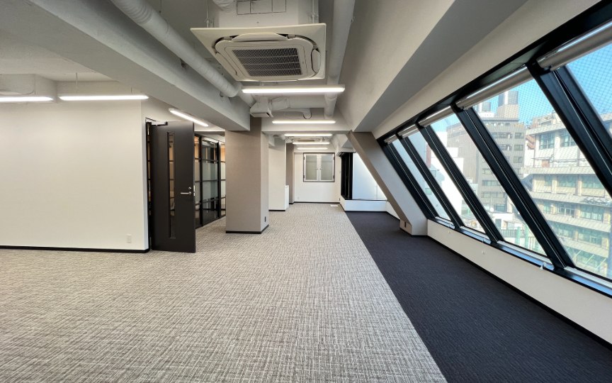 馬喰町駅徒歩5分、自然光を取り込む傾斜窓が魅力の会議室付きセットアップオフィスの写真9