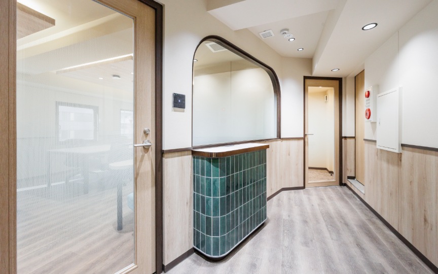 【敷金0・原状回復不要】新橋駅徒歩5分の家具・Wi-Fi付きフルセットアップオフィスの写真2