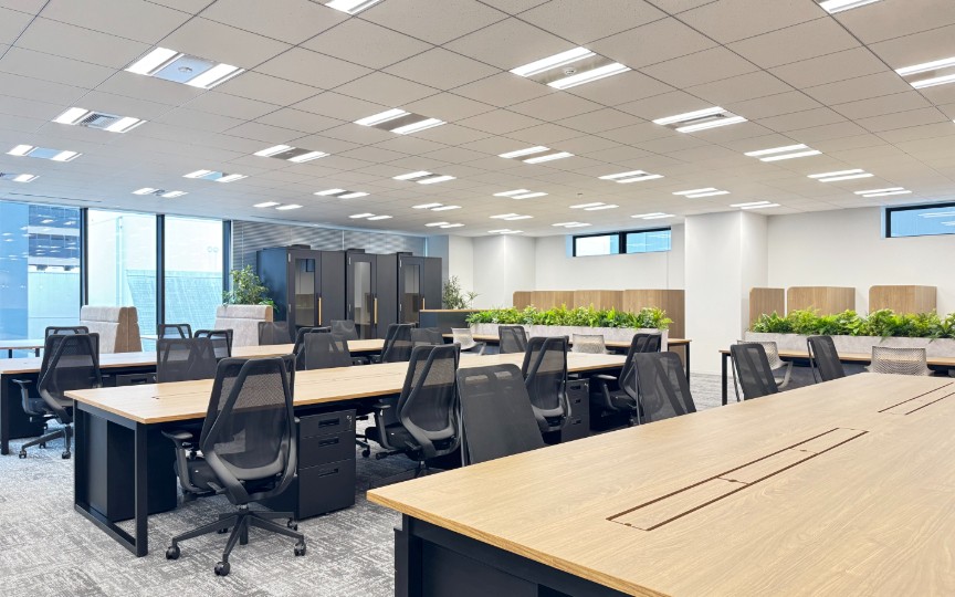 港区虎ノ門エリア、充実のワークスペースと共用設備が魅力の新築フルセットアップオフィス