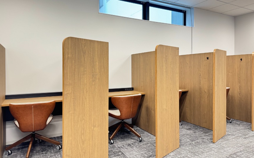 港区虎ノ門エリア、充実のワークスペースと共用設備が魅力の新築フルセットアップオフィスの写真6