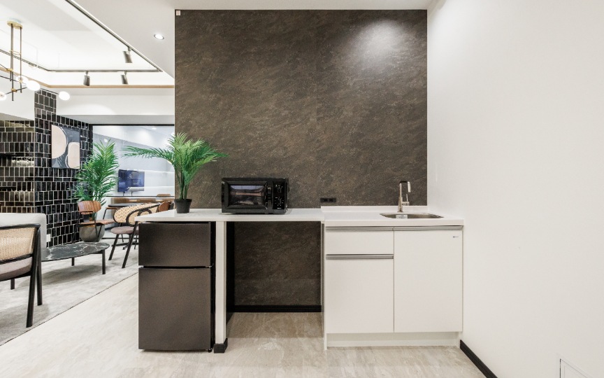 JR市ヶ谷駅徒歩6分！大規模リニューアル済の内装・家具付きフルセットアップオフィスの写真1