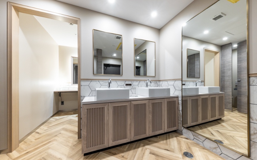 三田駅徒歩5分！最大70席、洗練された内装が魅力の大規模向けセットアップオフィスの写真11