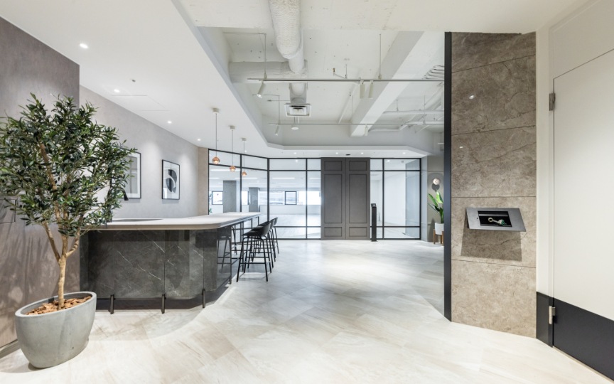 三田駅徒歩5分！最大70席、洗練された内装が魅力の大規模向けセットアップオフィス