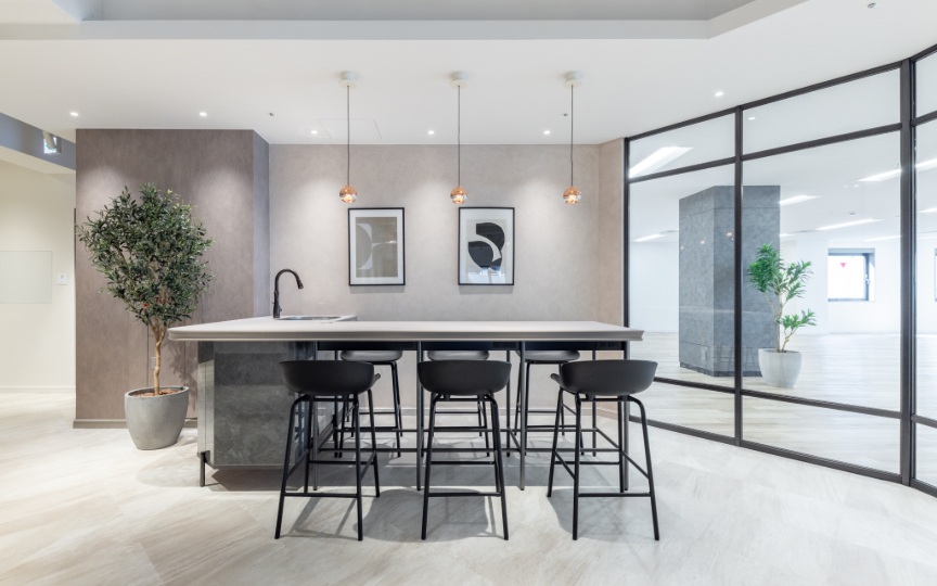 三田駅徒歩5分！最大70席、洗練された内装が魅力の大規模向けセットアップオフィスの写真4