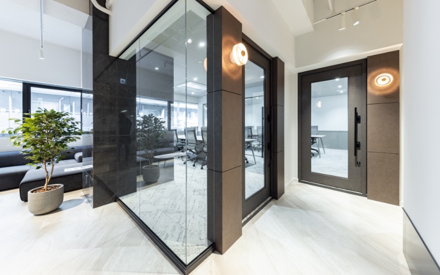 三田駅徒歩5分！最大70席、洗練された内装が魅力の大規模向けセットアップオフィスの写真6