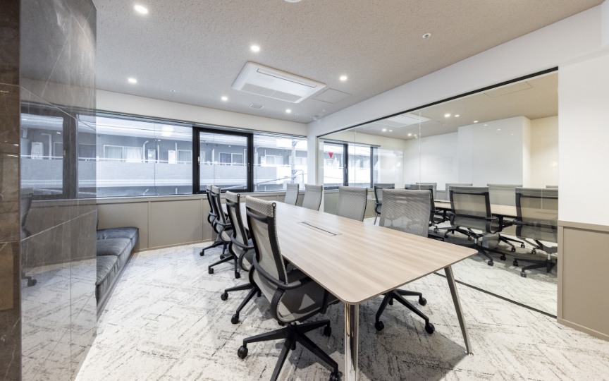 三田駅徒歩5分！最大70席、洗練された内装が魅力の大規模向けセットアップオフィスの写真7