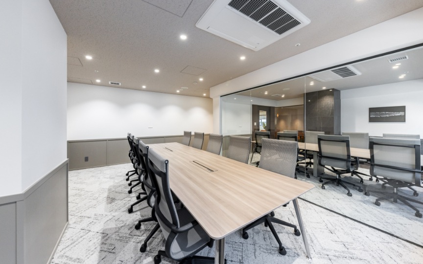 三田駅徒歩5分！最大70席、洗練された内装が魅力の大規模向けセットアップオフィスの写真8