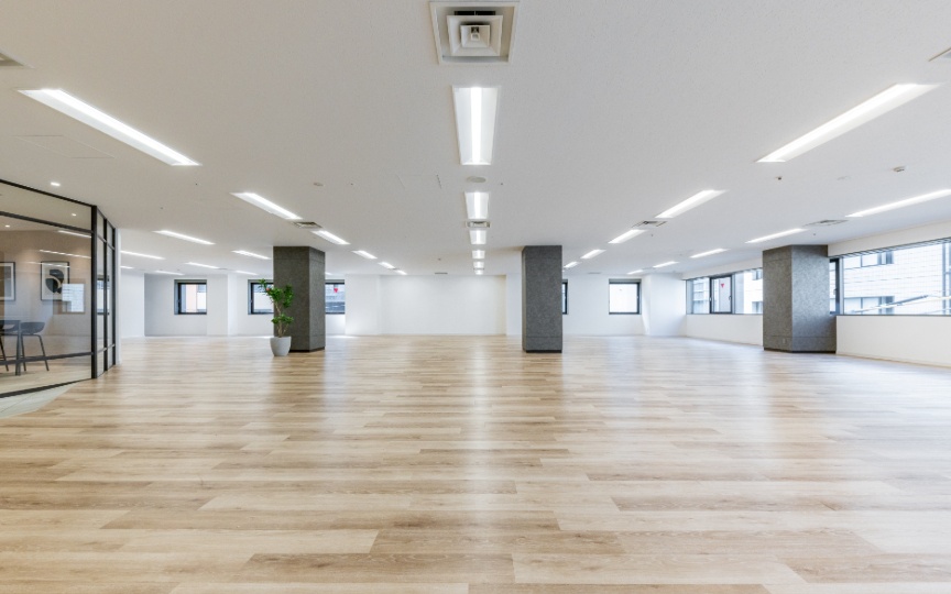 三田駅徒歩5分！最大70席、洗練された内装が魅力の大規模向けセットアップオフィスの写真9