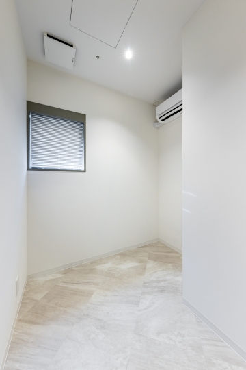 三田駅徒歩5分、デザイン性と柔軟性の高さが魅力の内装付きセットアップオフィスの写真1