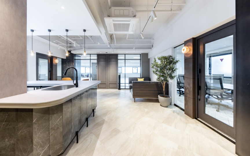 三田駅徒歩5分、デザイン性と柔軟性の高さが魅力の内装付きセットアップオフィス