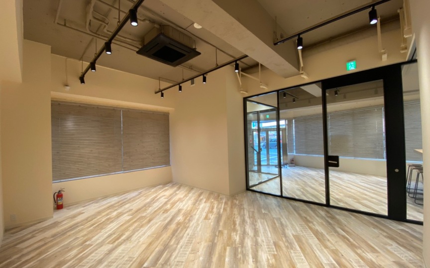 JR秋葉原駅徒歩7分！屋上テラス利用可、開放感のある内装付きのセットアップオフィスの写真1