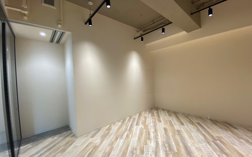 JR秋葉原駅徒歩7分！屋上テラス利用可、開放感のある内装付きのセットアップオフィスの写真3