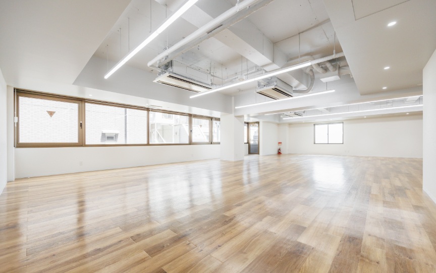 【仲介手数料不要】四谷三丁目駅4分｜設備充実、高級感ある内装のセットアップオフィスの写真1