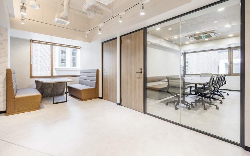 【仲介手数料不要】四谷三丁目駅4分｜設備充実、高級感ある内装のセットアップオフィス