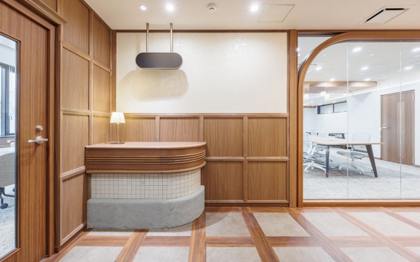 神保町駅徒歩1分！内装・什器付の新装フルセットアップオフィスの写真1