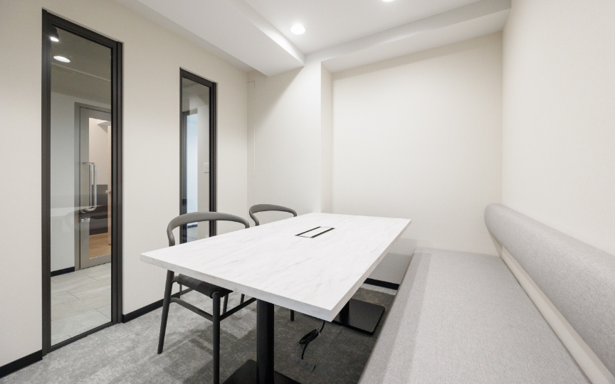 代々木駅徒歩2分！会議室3室完備の新装フルセットアップオフィスの写真11