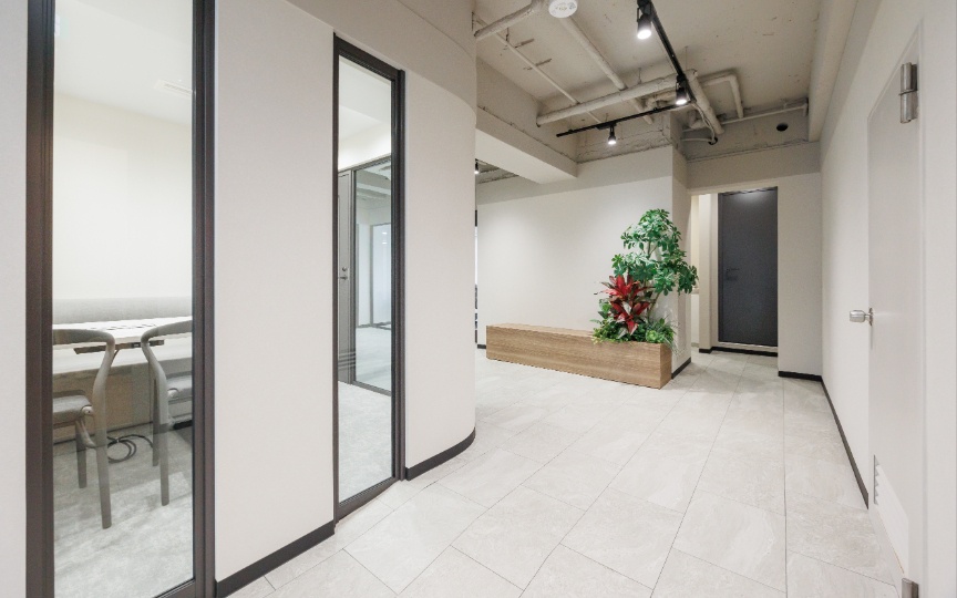 代々木駅徒歩2分！会議室3室完備の新装フルセットアップオフィスの写真3