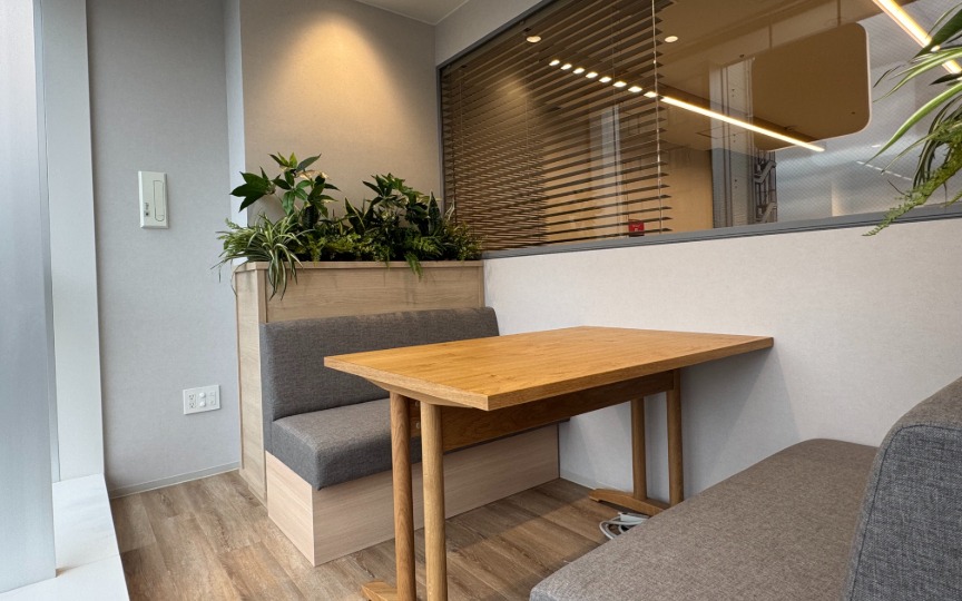 四谷三丁目駅徒歩5分｜ブランディングにも最適な、内装充実の築浅フルセットアップオフィスの写真2