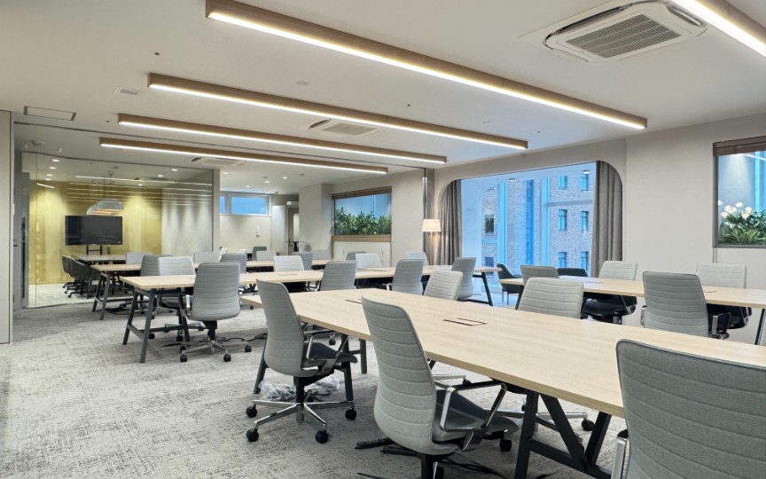 四谷三丁目駅徒歩5分｜ブランディングにも最適な、内装充実の築浅フルセットアップオフィス