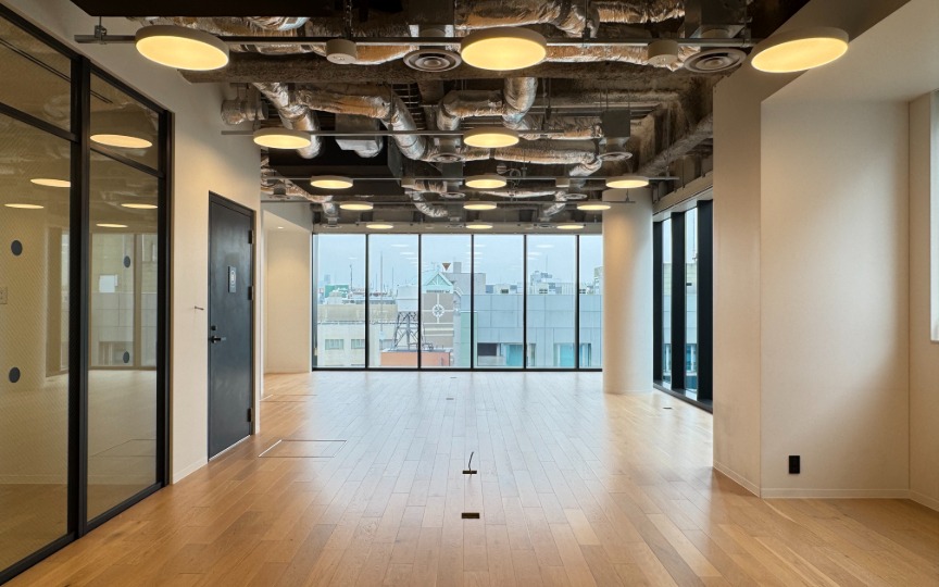 JR神田駅徒歩5分！ラウンジやサーバー室まで完備、屋上庭園も利用可能なセットアップオフィスの写真3