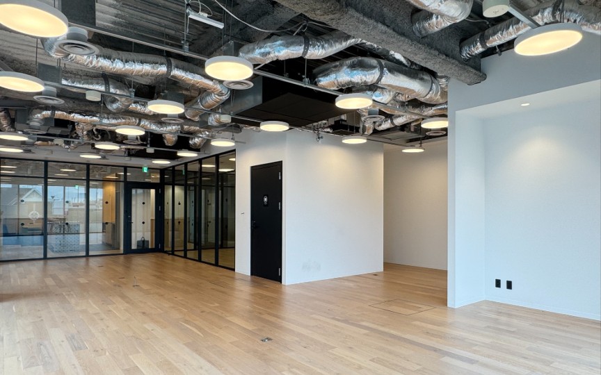 JR神田駅徒歩5分！ラウンジやサーバー室まで完備、屋上庭園も利用可能なセットアップオフィスの写真5