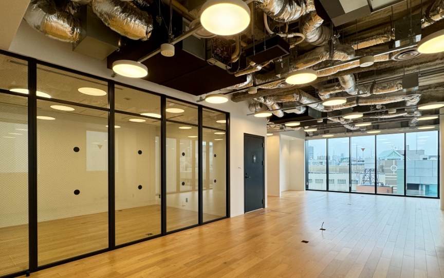 JR神田駅徒歩5分！ラウンジやサーバー室まで完備、屋上庭園も利用可能なセットアップオフィス