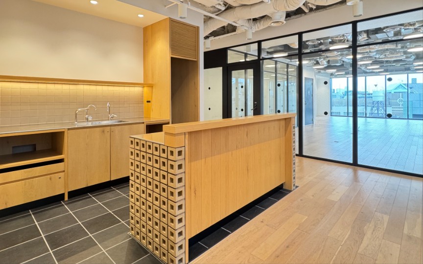 JR神田駅徒歩5分！ラウンジやサーバー室まで完備、屋上庭園も利用可能なセットアップオフィスの写真9