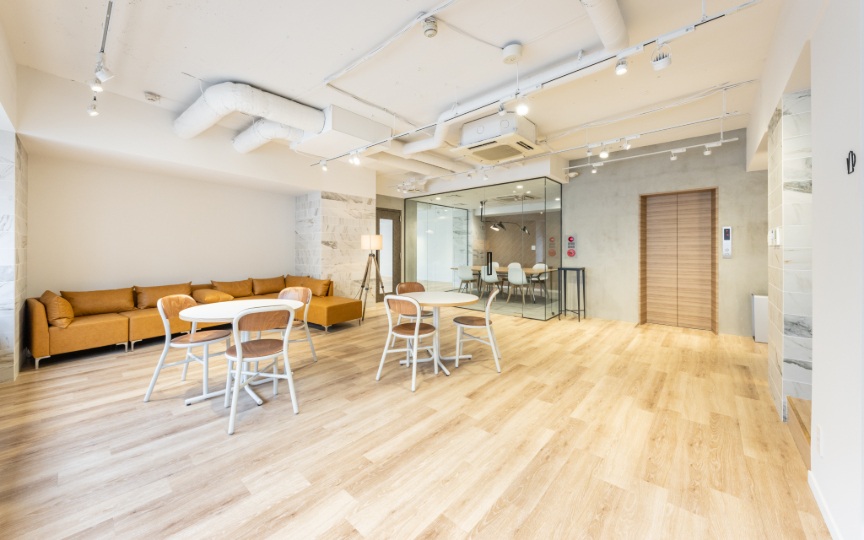 JR馬喰町駅徒歩2分、明るく温かみのある空間が魅力のセットアップオフィスの写真2