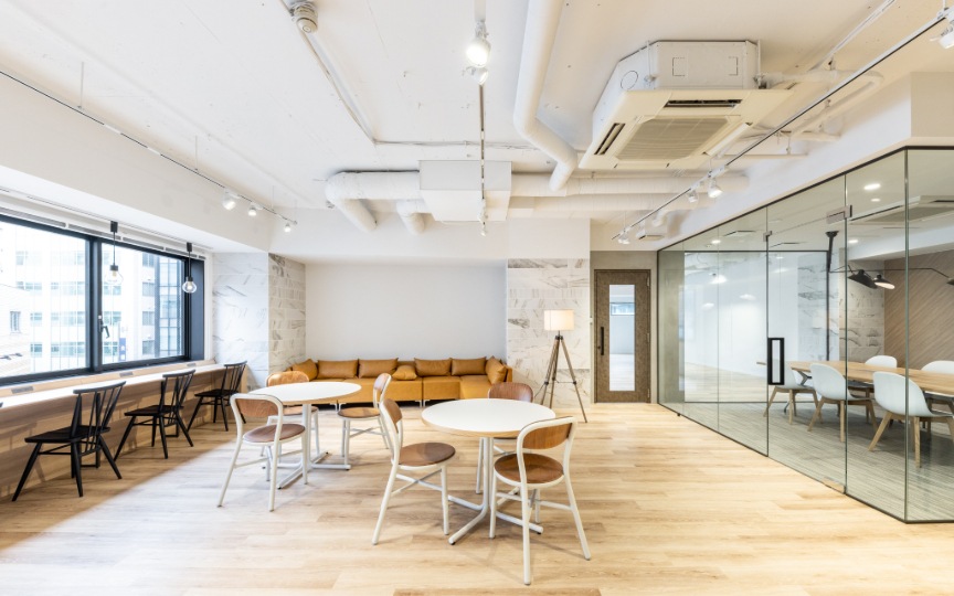 JR馬喰町駅徒歩2分、明るく温かみのある空間が魅力のセットアップオフィス