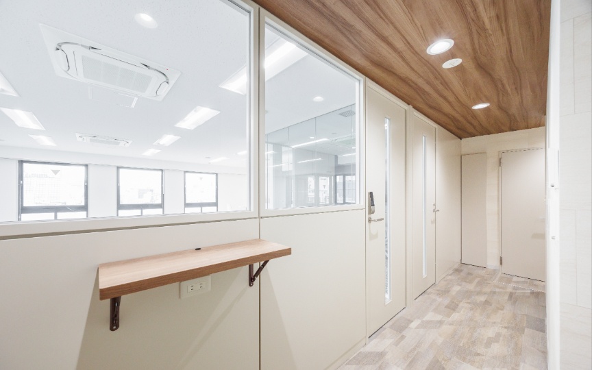 神田駅徒歩1分！内装工事不要、家具付き会議室も備えたセットアップオフィスの写真3