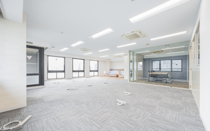 神田駅徒歩1分！内装工事不要、家具付き会議室も備えたセットアップオフィス