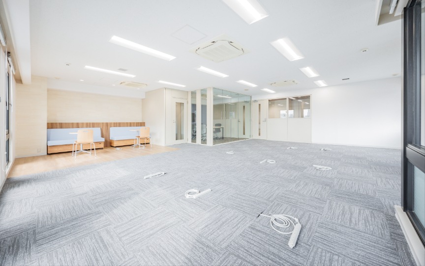 神田駅徒歩1分！内装工事不要、家具付き会議室も備えたセットアップオフィスの写真5