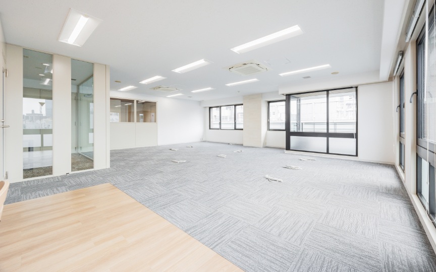 神田駅徒歩1分！内装工事不要、家具付き会議室も備えたセットアップオフィスの写真6