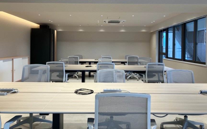 【仲介手数料0】新宿御苑前駅4分！25年9月リニューアルのフルセットアップオフィスの写真1