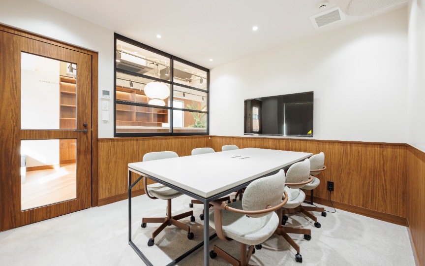 【敷金・原状回復不要】半蔵門駅徒歩2分、デザイン性と機能性を兼ね備えたフルセットアップオフィスの写真1