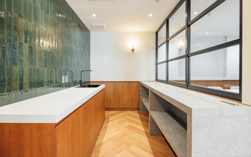 【敷金・原状回復不要】半蔵門駅徒歩2分、デザイン性と機能性を兼ね備えたフルセットアップオフィスの写真2