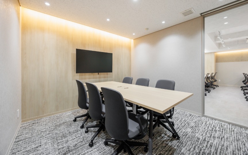 【仲介手数料不要】三田駅徒歩2分！2025年10月内装工事完了の新装フルセットアップオフィスの写真1