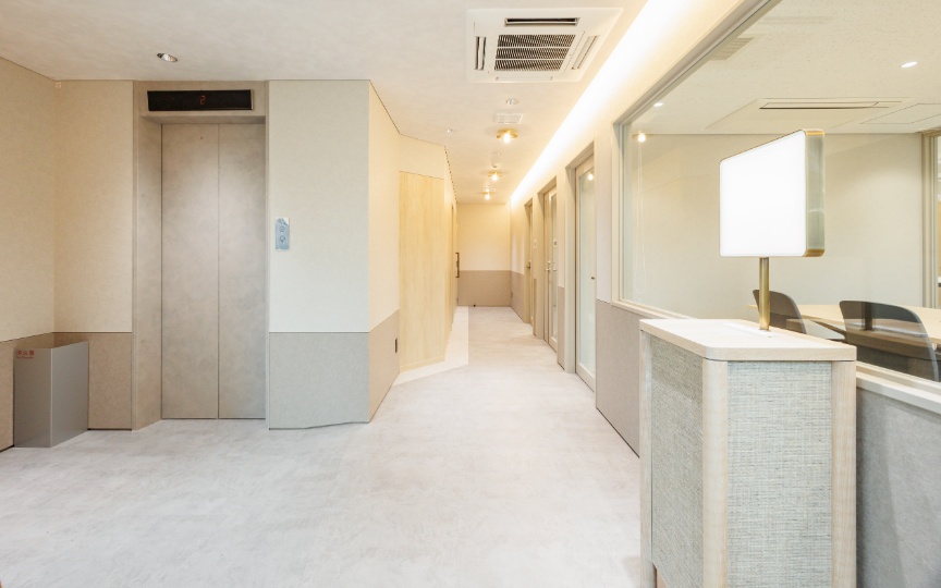 【仲介手数料不要】三田駅徒歩2分、会議スペース充実の新装フルセットアップオフィスの写真1