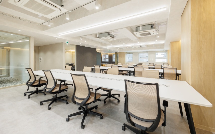 【仲介手数料不要】三田駅徒歩2分、会議スペース充実の新装フルセットアップオフィスの写真2
