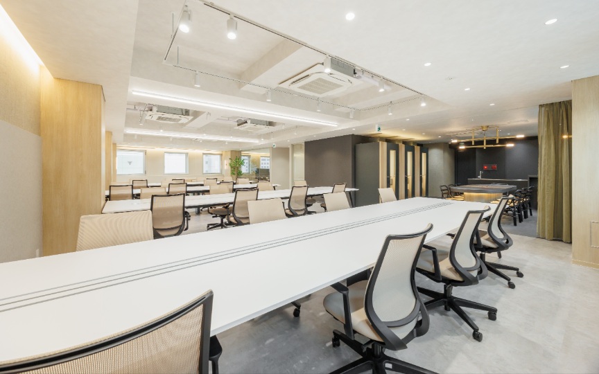 【仲介手数料不要】三田駅徒歩2分、会議スペース充実の新装フルセットアップオフィスの写真3