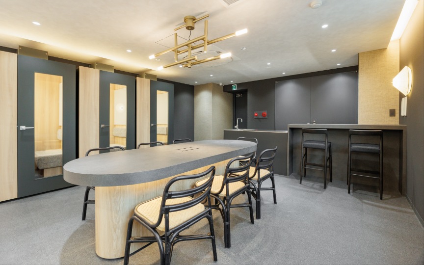 【仲介手数料不要】三田駅徒歩2分、会議スペース充実の新装フルセットアップオフィスの写真5