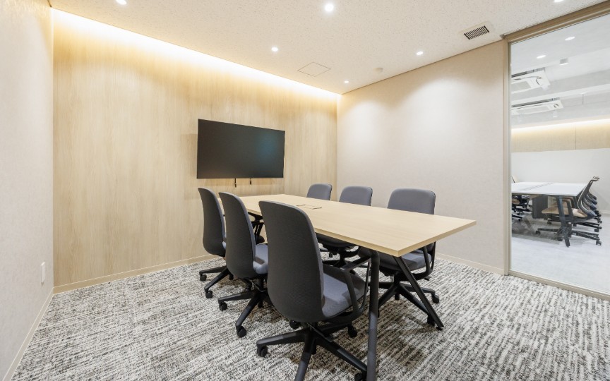 【仲介手数料不要】三田駅徒歩2分、会議スペース充実の新装フルセットアップオフィスの写真8