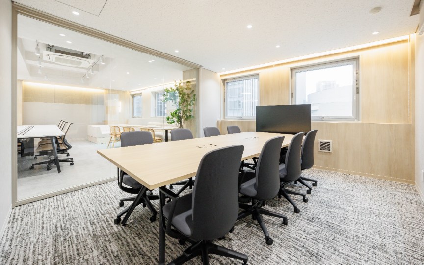 【仲介手数料不要】三田駅徒歩2分、会議スペース充実の新装フルセットアップオフィスの写真9
