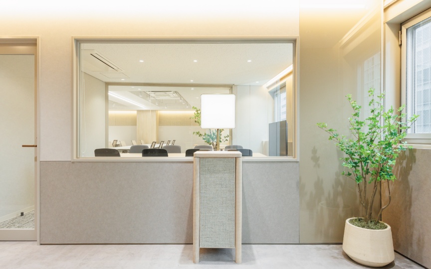 【仲介手数料不要】三田駅徒歩2分、会議スペース充実の新装フルセットアップオフィス