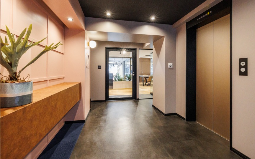 【敷金・原状回復不要】西新宿駅徒歩5分、デザイン性と機能性を兼ね備えたフルセットアップオフィスの写真2